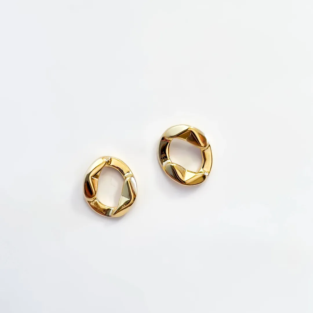 BRINCO FORMATO ORGÂNICO AMASSADO REDONDO BANHADO A OURO 18K