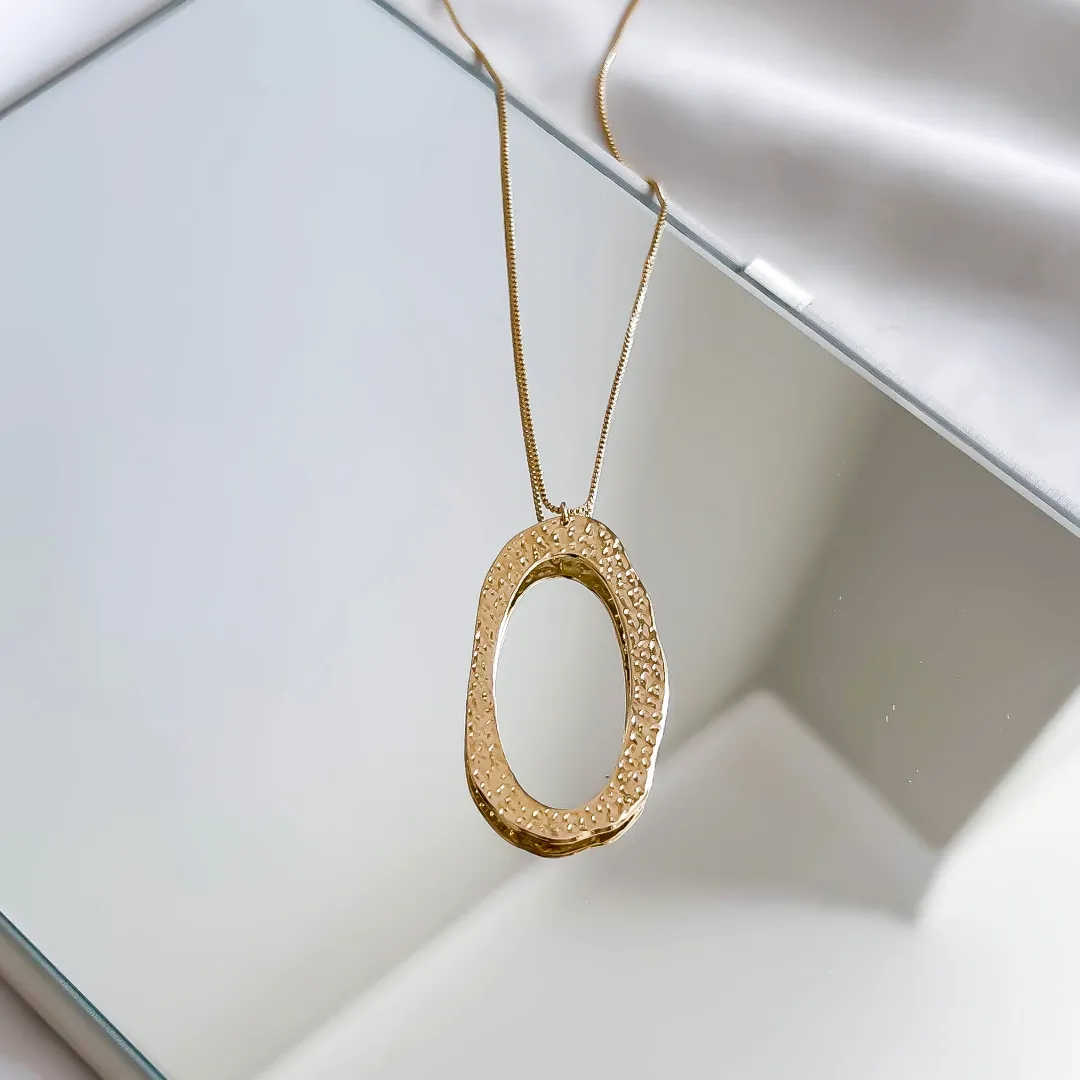COLAR ORGÂNICO OVAL VAZADO BANHADO A OURO 18K 60CM