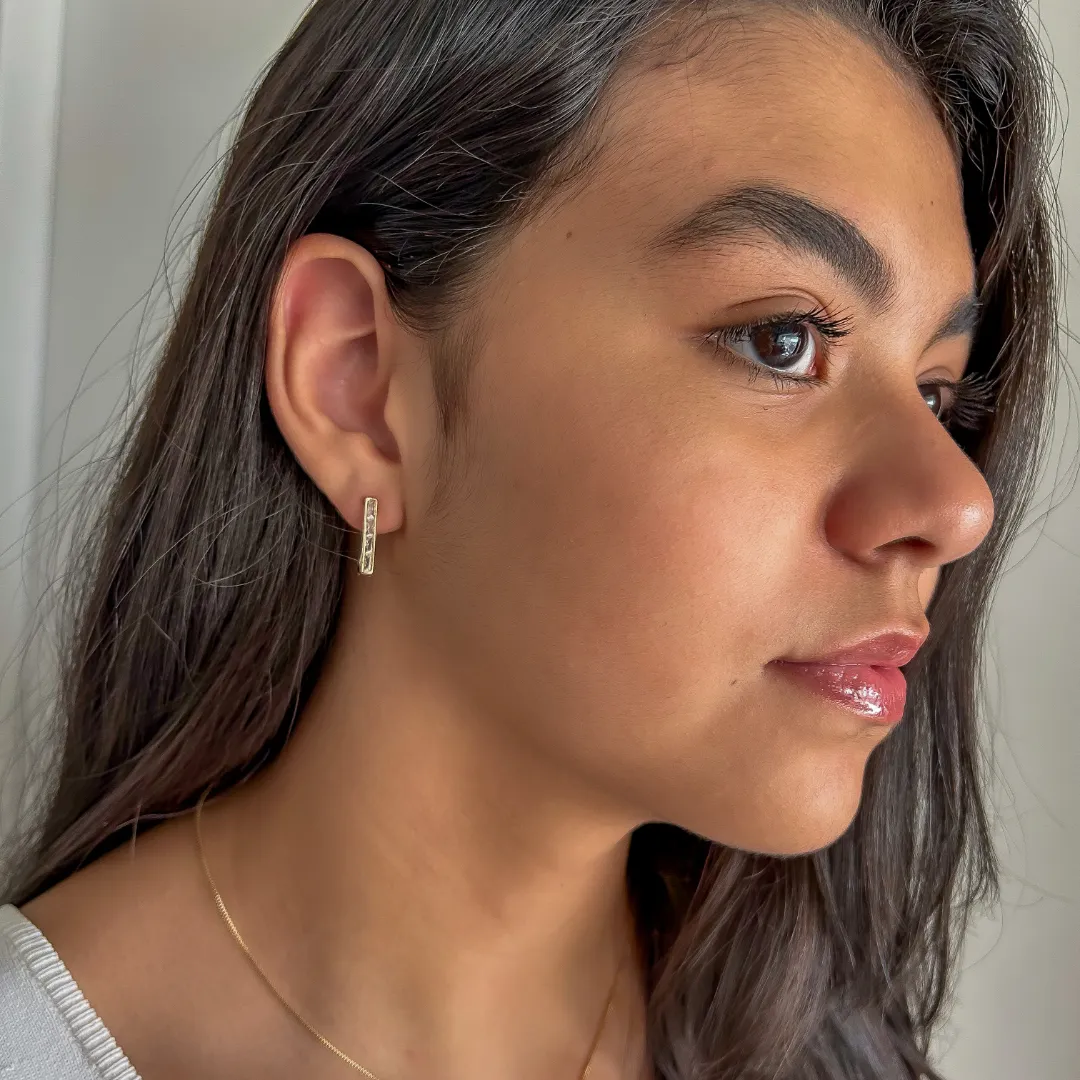Brinco articulado quadrado Click cravejado em zircônias banhado a ouro 18k