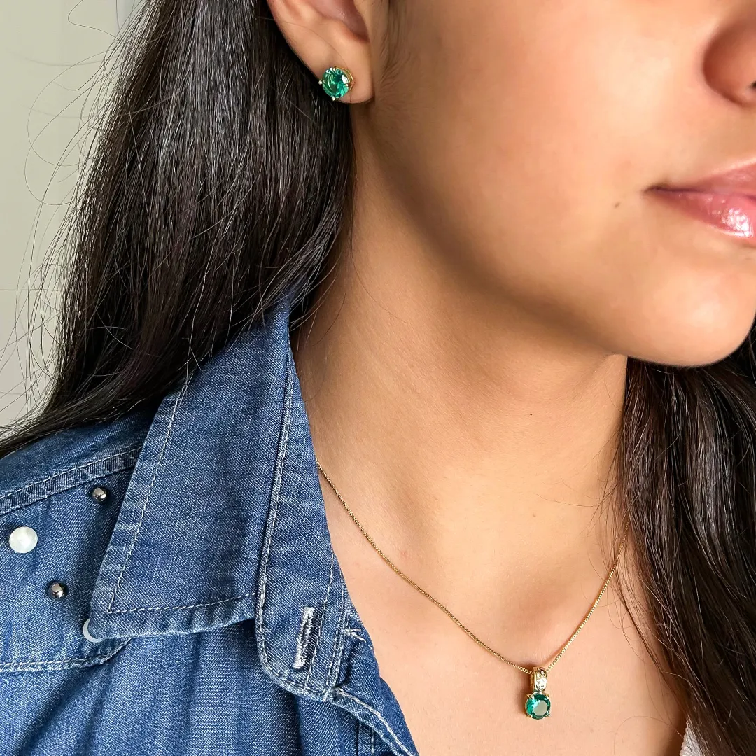 Conjunto com pedra de cristal verde e cravejado em zircônias banhado a ouro 18K ajustável 45cm