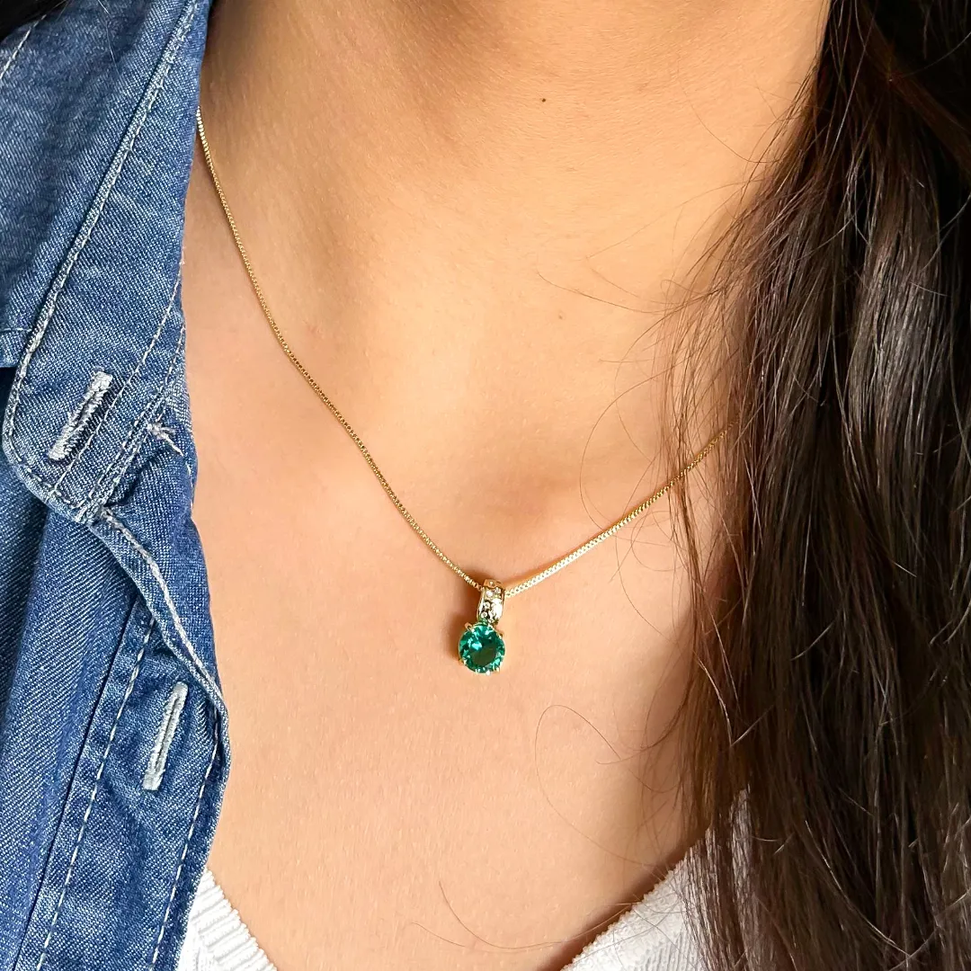Conjunto com pedra de cristal verde e cravejado em zircônias banhado a ouro 18K ajustável 45cm