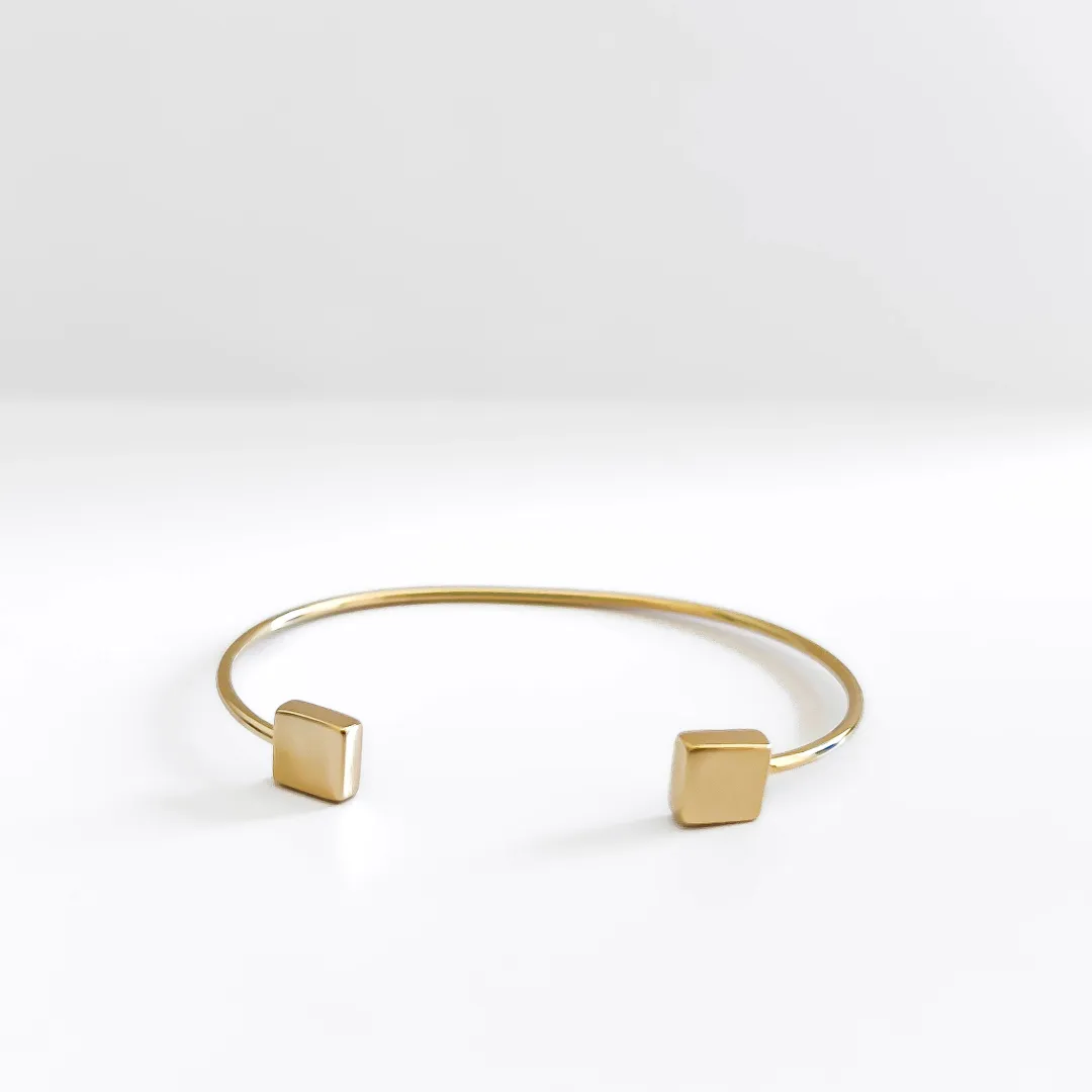 BRACELETE FIO DETALHE QUADRADO BANHADO A OURO 18K