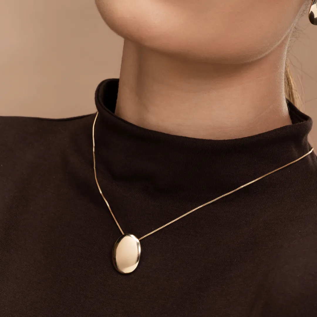 COLAR COM PINGENTE OVAL LISO BANHADO A OURO 18K 60CM