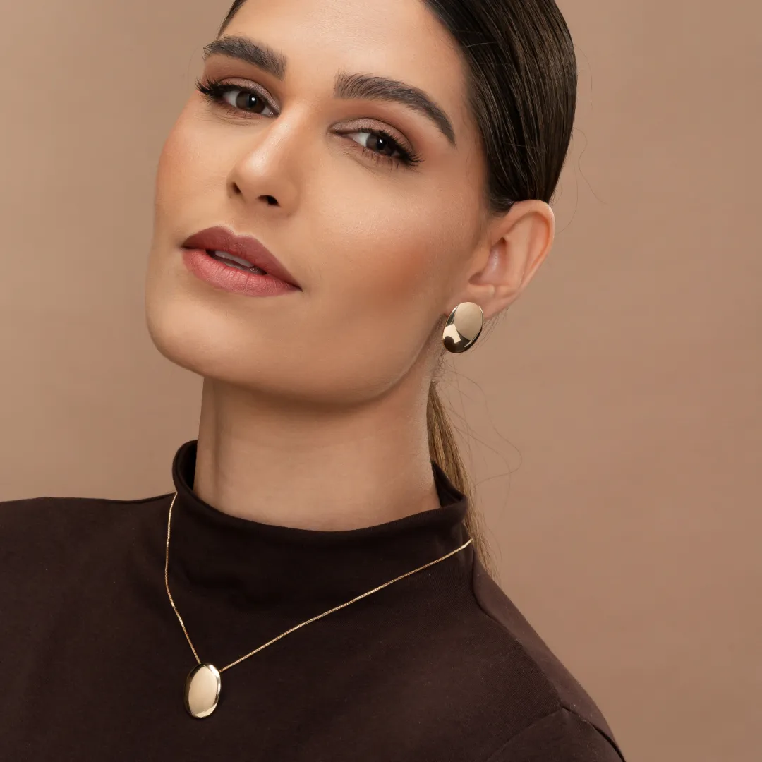 COLAR COM PINGENTE OVAL LISO BANHADO A OURO 18K 60CM