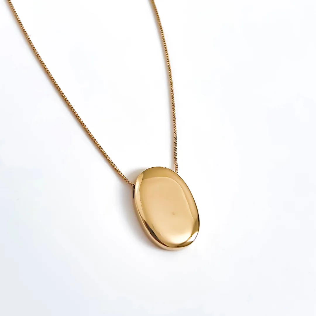 COLAR COM PINGENTE OVAL LISO BANHADO A OURO 18K 60CM