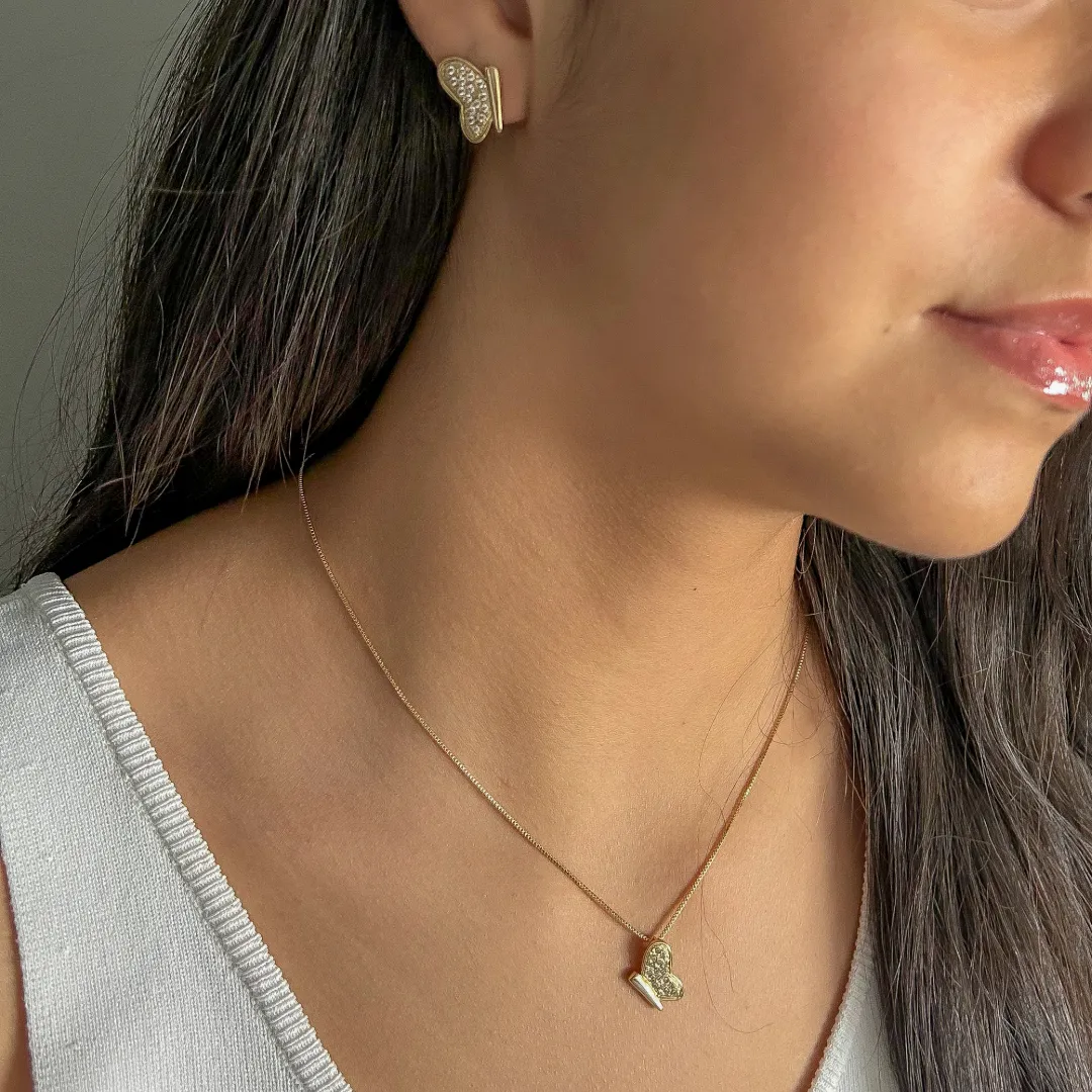 Colar borboleta com asas cravejadas em zircônias banhado a ouro 18k
