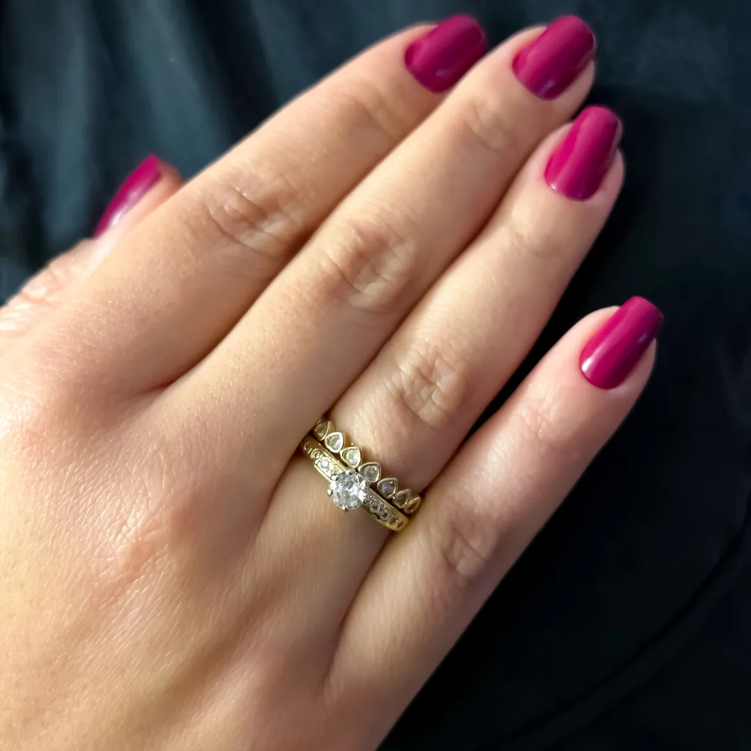 Anel delicado com pedra de cristal em formato de coração banhado a ouro 18K