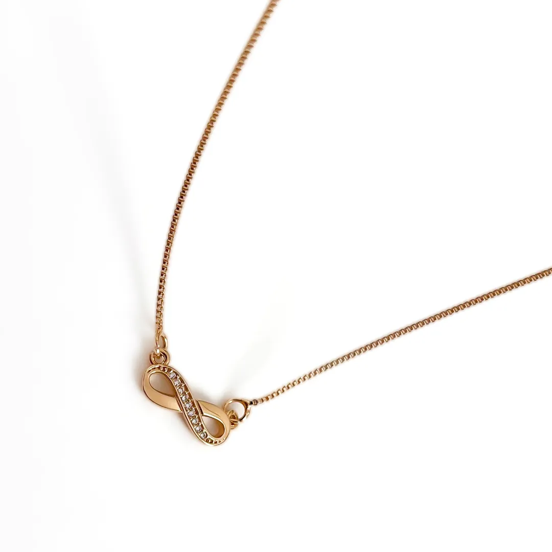 Colar infinito Dourado cravejado em zirconias Banhado a ouro 18K