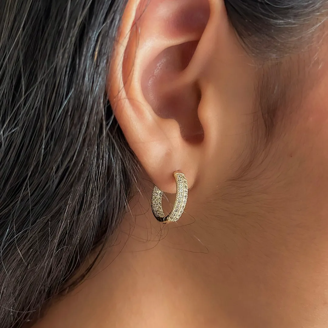 Brinco Articulado cravejado em zircônias banhado a ouro 18K