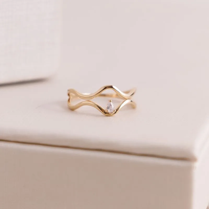 ANEL ONDULADO COM GOTA EM ZIRCONIA AO MEIO BANHADO A OURO 18K