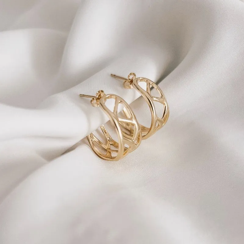 BRINCO ARGOLA DETALHE CRUZADO BANHADO A OURO 18K
