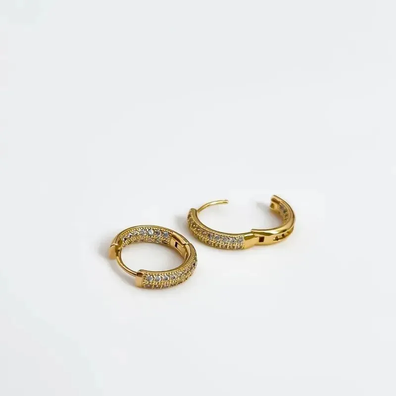 Brinco argola cravejado em zircônias dentro e fora banhado a ouro 18K