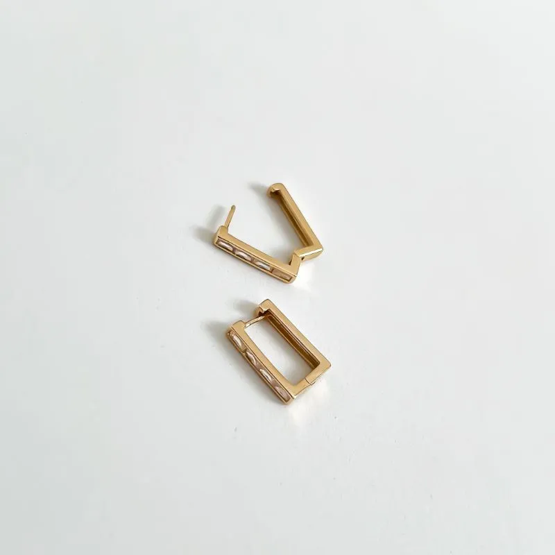 Brinco articulado quadrado Click cravejado em zircônias banhado a ouro 18k