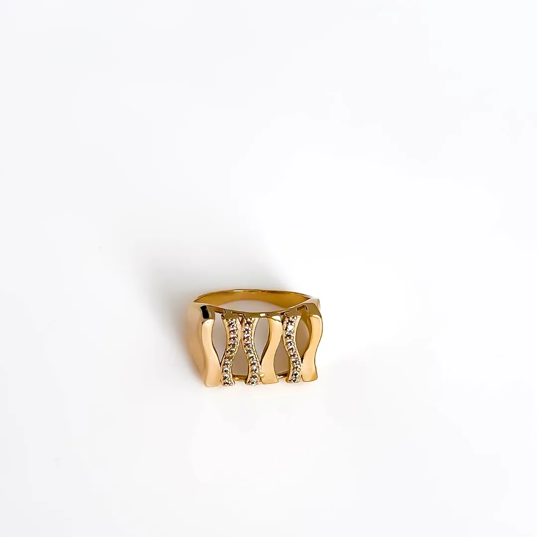 ANEL QUADRADO COM FAIXAS ONDULADAS CRAVEJADAS EM ZIRCONIAS BANHADO A OURO 18K