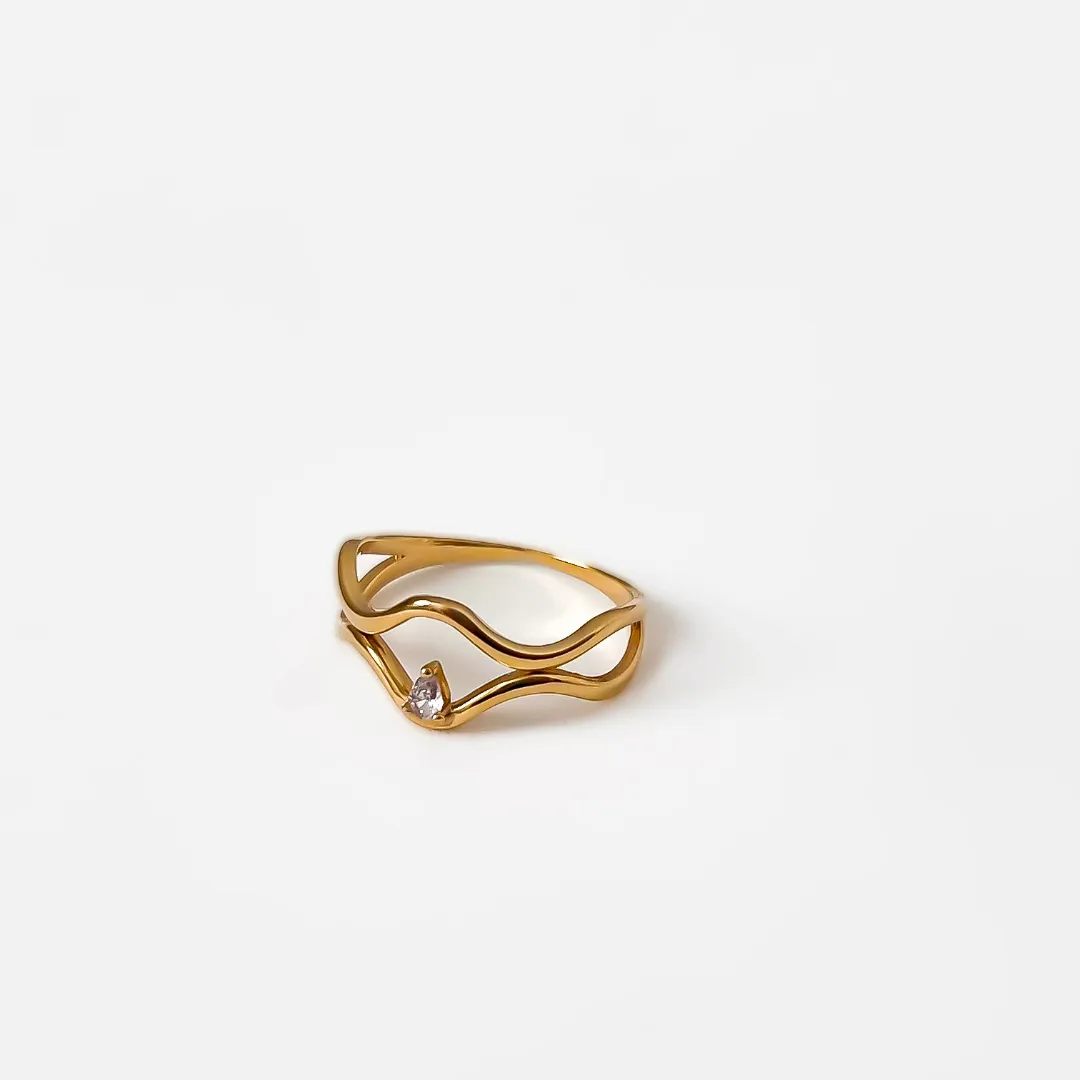 ANEL ONDULADO COM GOTA EM ZIRCONIA AO MEIO BANHADO A OURO 18K