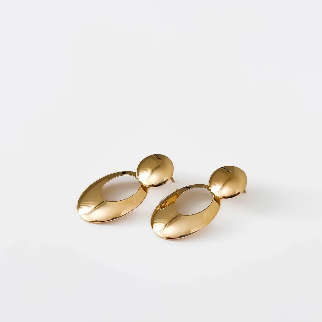 BRINCO LISO ABAULADO BANHADO A OURO 18K