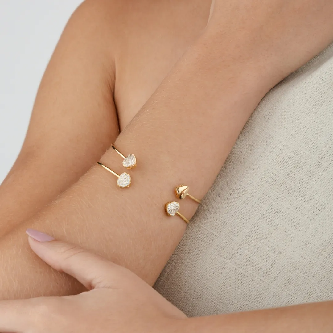 Bracelete coração liso e cravejado banhado a ouro 18k