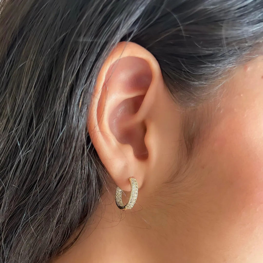 Brinco argola cravejado em zircônias dentro e fora banhado a ouro 18K