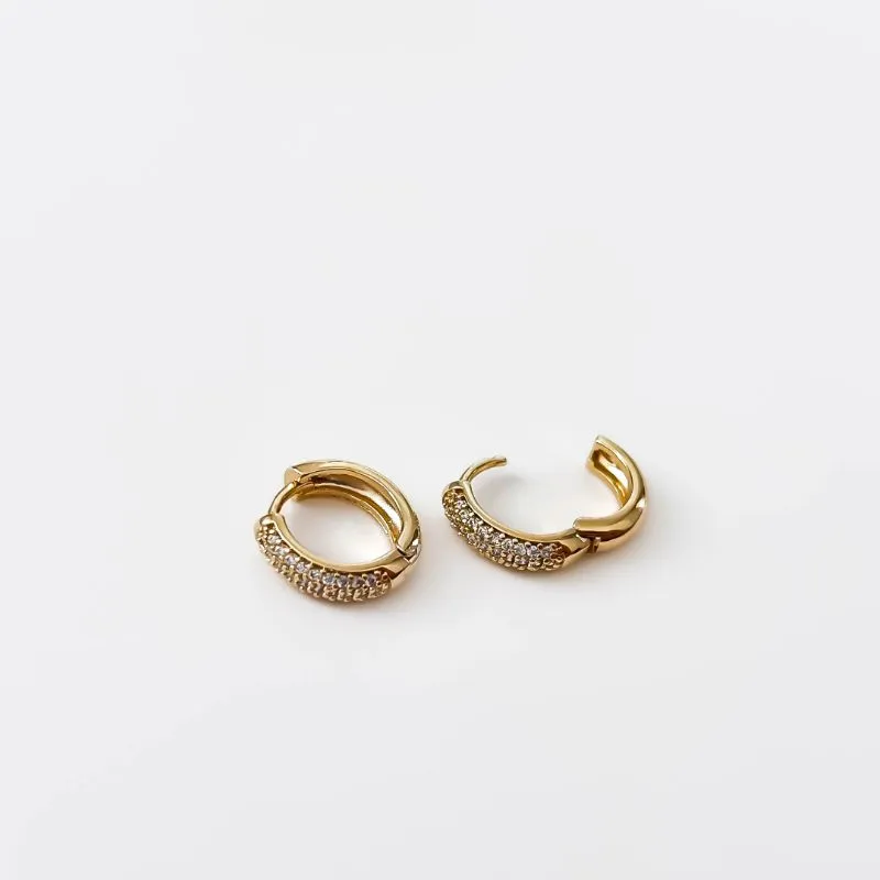 Argola cravejada em zircônias banhado a ouro 18K Tam G