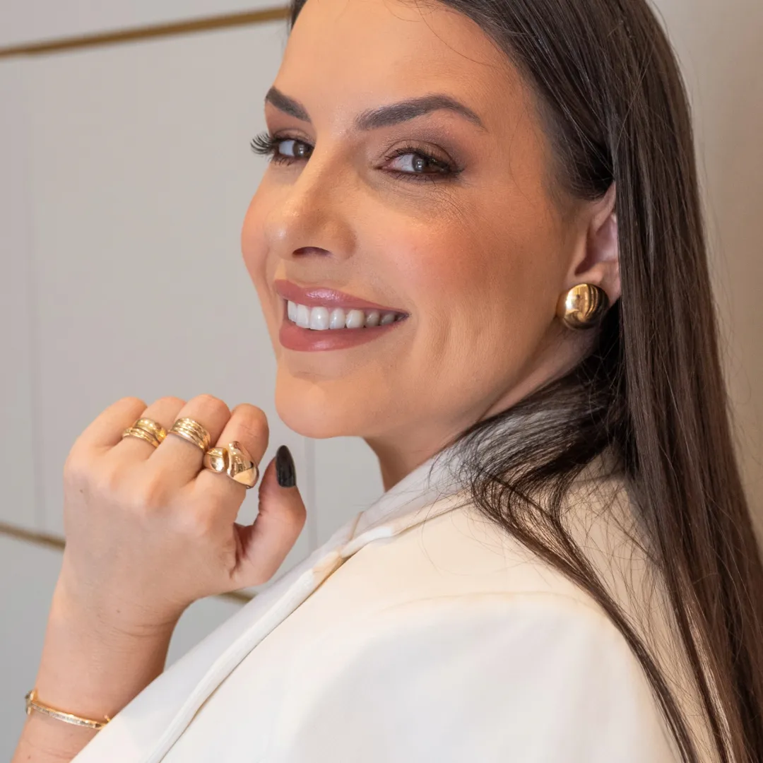 Anel Essência com um design artístico e fluido banhado a ouro 18K Ajustável