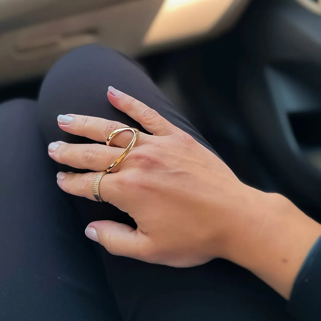 Anel onda dourada banhado a ouro 18K ajustável personalize como usar