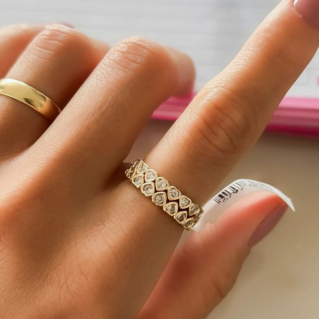 Anel delicado com pedra de cristal em formato de coração banhado a ouro 18K