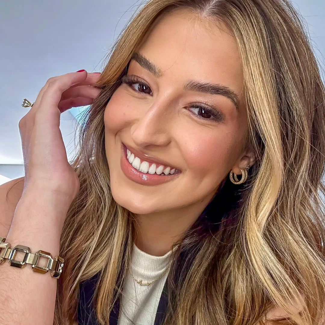 Brinco argola cravejado em zircônias dentro e fora banhado a ouro 18K
