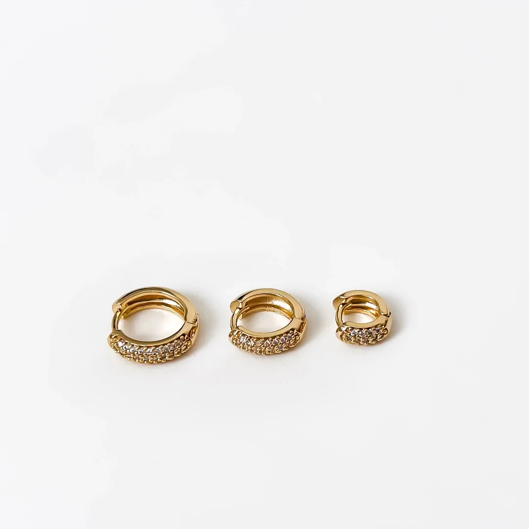 Trio de argolas cravejadas em zirconias banhado a ouro 18k