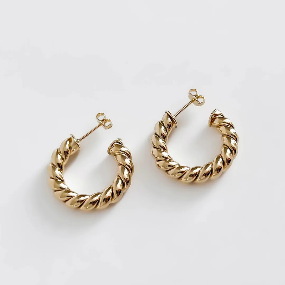 ARGOLA TUBO TORCIDO BANHADO A OURO 18K