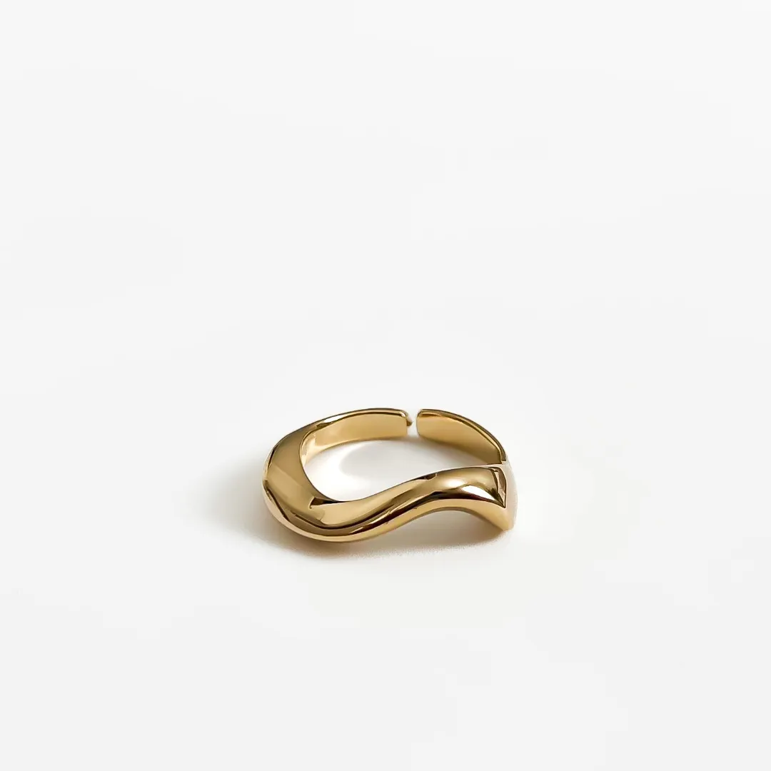 ANEL ONDULADO BANHADO A OURO 18 K AJUSTÁVEL