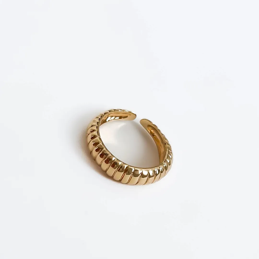 ANEL DETALHADO BANHADO A OURO 18K AJUSTÁVEL
