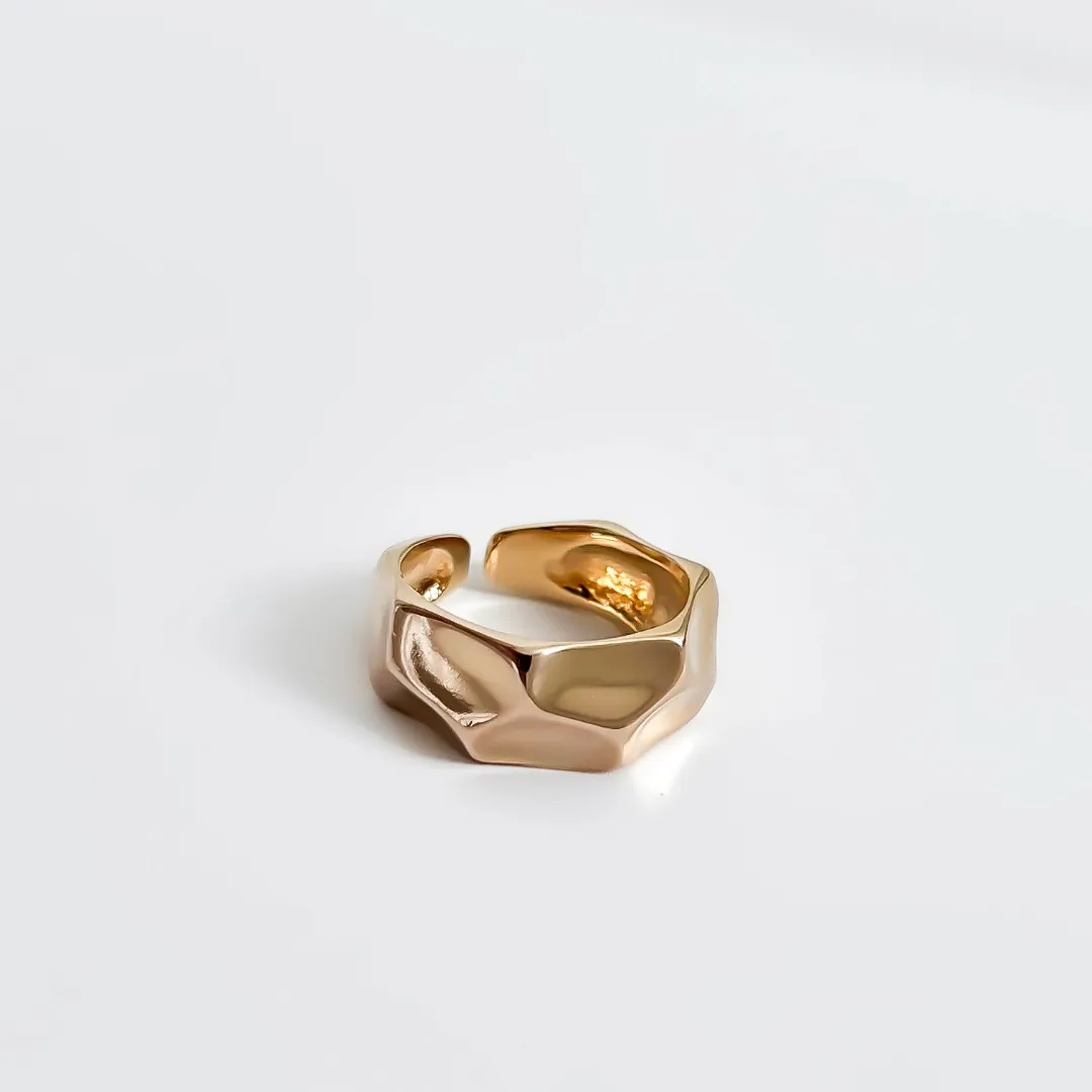 ANEL FORMATO ORGÂNICO AMASSADO BANHADO A OURO 18K AJUSTÁVEL