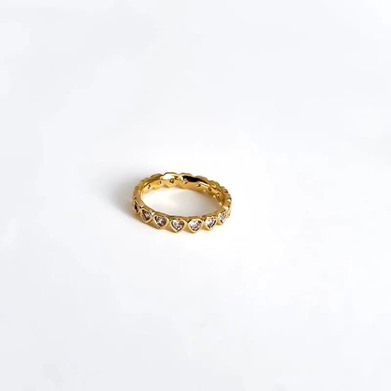 Anel delicado com pedra de cristal em formato de coração banhado a ouro 18K