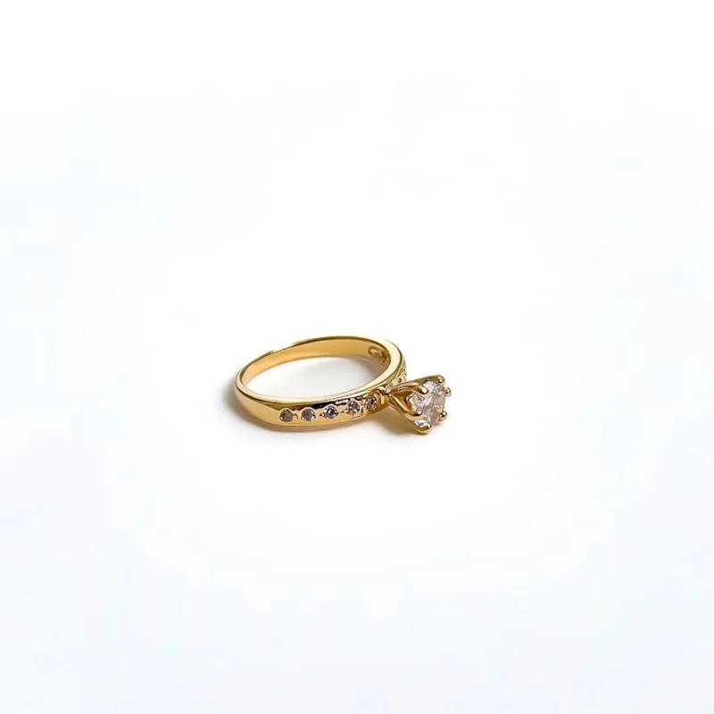 Anel Solitário com pedra de cristal e zircônias reluzentes banhado a ouro 18K