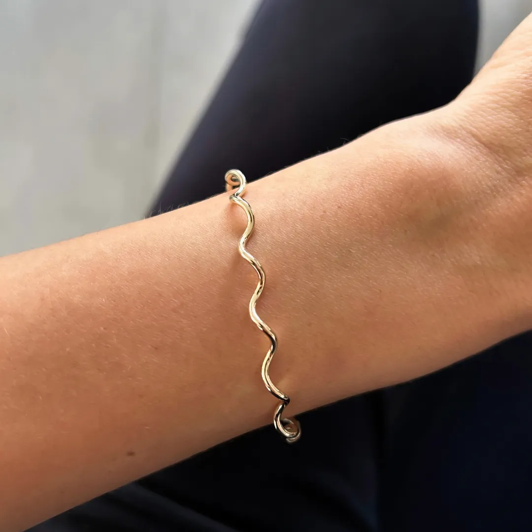 Bracelete ondulado banhado a ouro 18k
