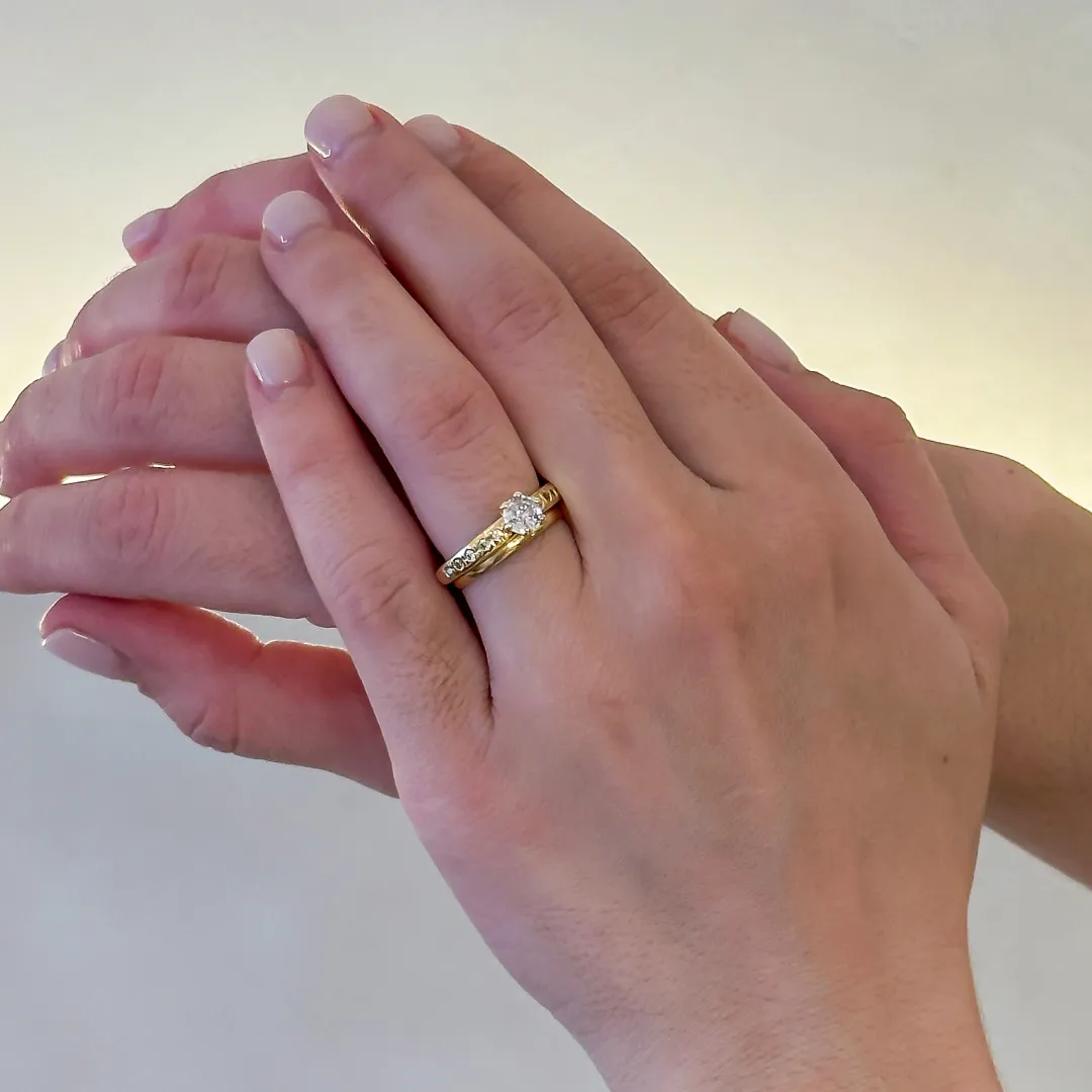 Anel Solitário com pedra de cristal e zircônias reluzentes banhado a ouro 18K