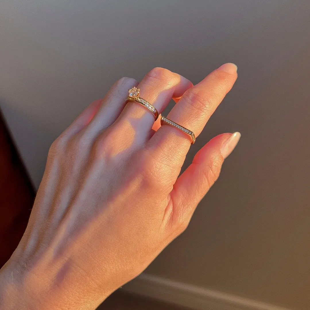 Anel geométrico com zircônias cravejadas banhado a ouro 18K