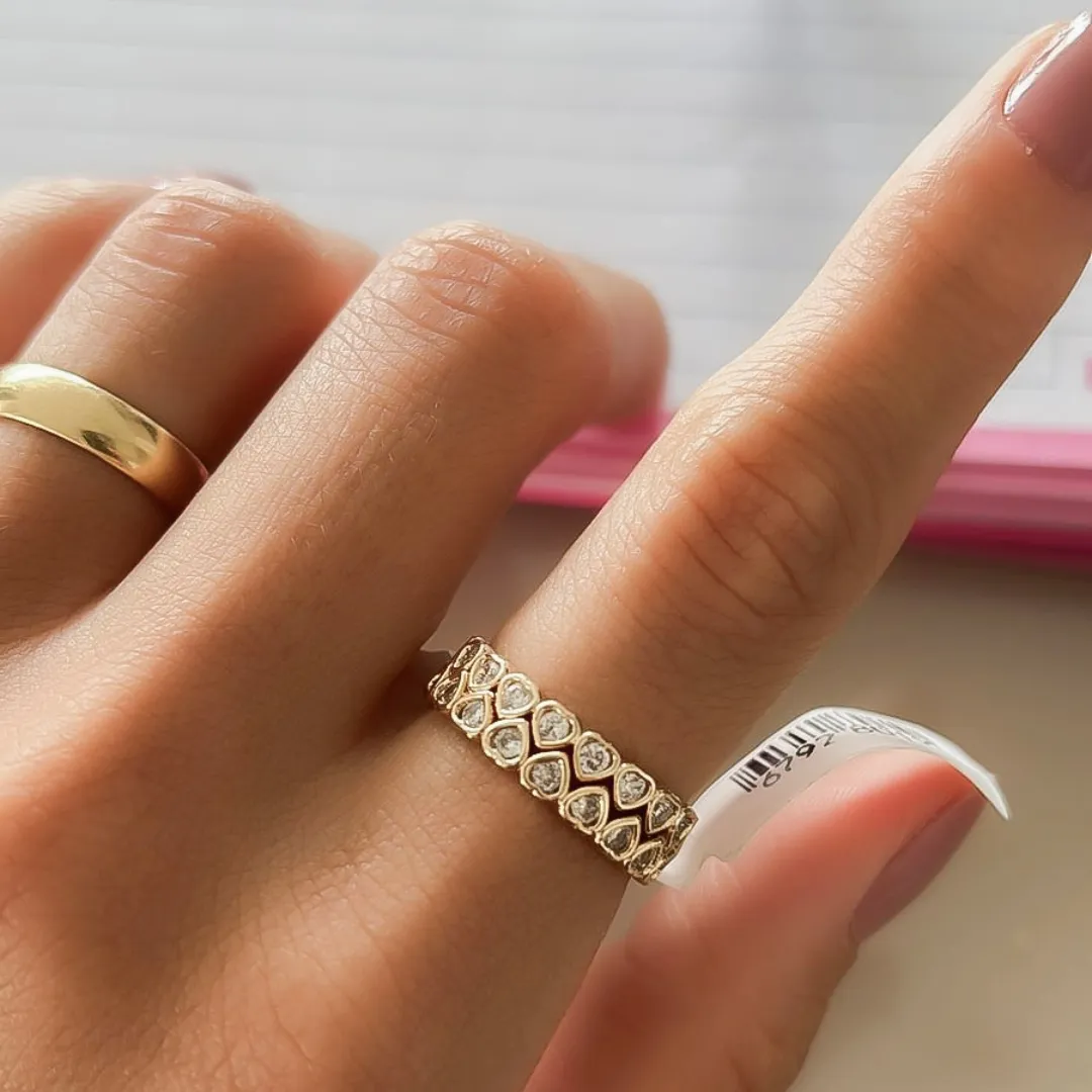 Anel delicado com pedra de cristal em formato de coração banhado a ouro 18K