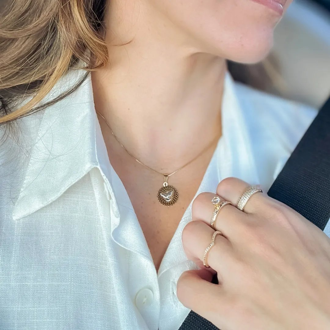 Anel com design V cravejado em zircônias banhado a ouro 18K