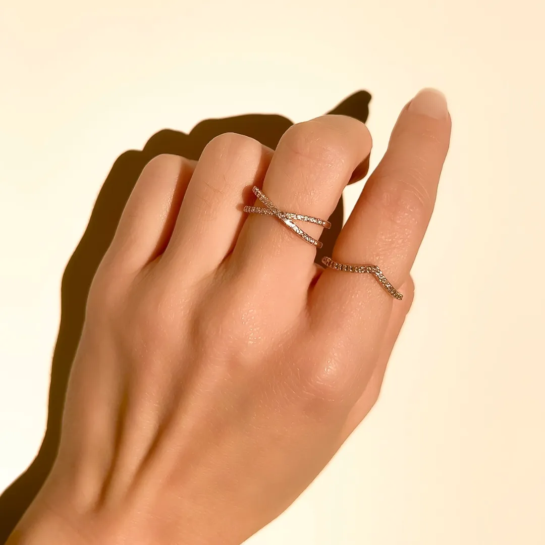 Anel com design V cravejado em zircônias banhado a ouro 18K