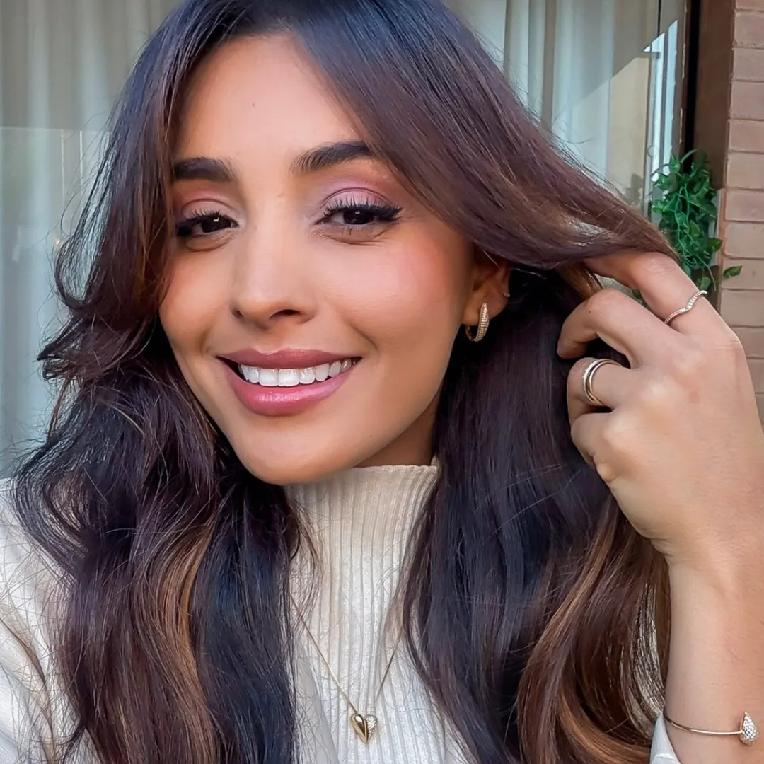 Anel com design V cravejado em zircônias banhado a ouro 18K