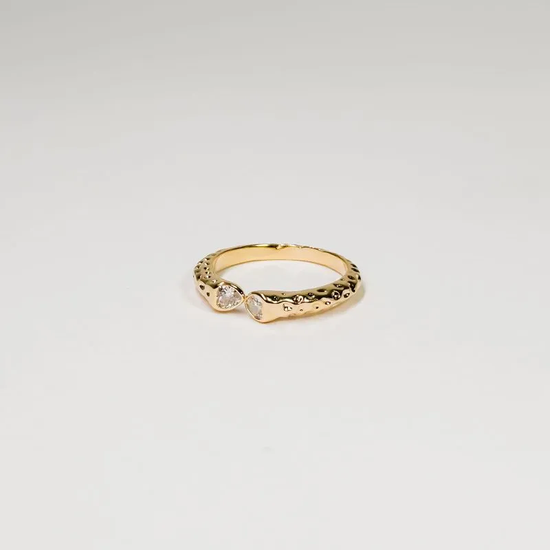 Anel orgânico com detalhe de cristal na ponta banhado a ouro 18k ajustável