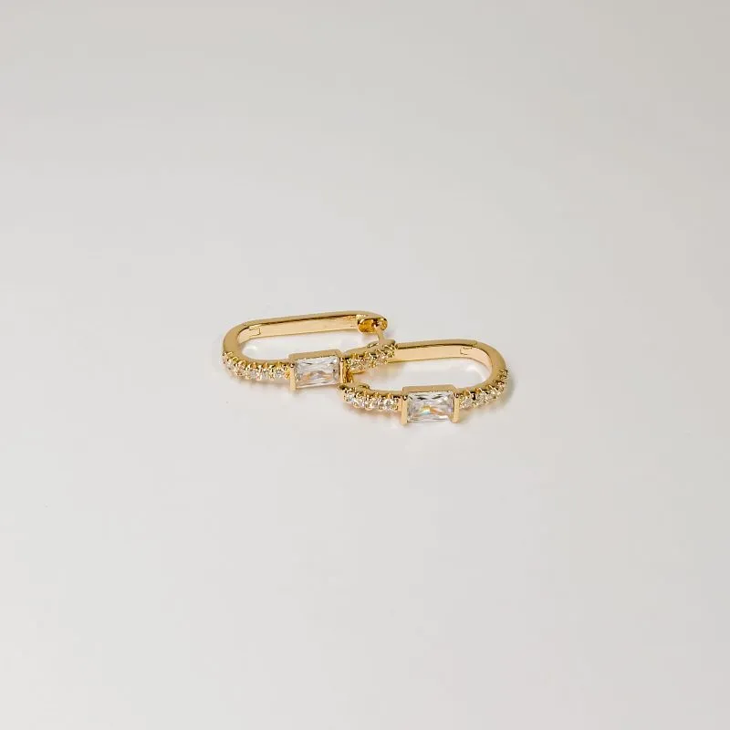 Argola cristal com cristal oval no centro e zircônias cravejada banhado a ouro 18k