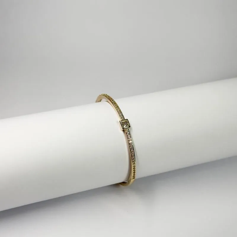 Bracelete cravejado em zircônias com cristal no centro fechado de click banhado a ouro 18k