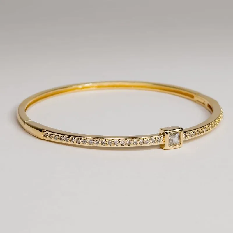 Bracelete cravejado em zircônias com cristal no centro fechado de click banhado a ouro 18k