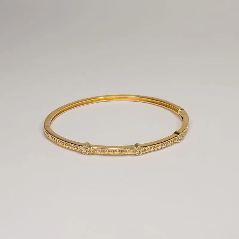 Bracelete cravejado em zircônias com detalhe flor de cristal fechado click banhado a ouro 18k