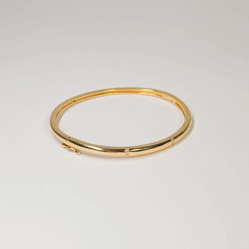 Bracelete liso com detalhes  cravejado em zircônias banhado a ouro 18k