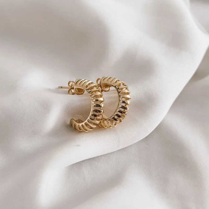 BRINCO ARGOLA ESPIRAL BANHADO A OURO 18K