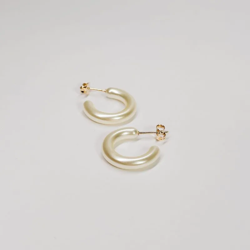 Brinco argola pérola banhado a ouro 18k