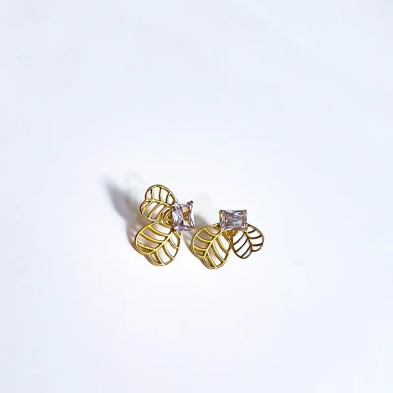 Brinco Asas de borboletas vasado e pedra cristal retangular banhado a ouro 18k